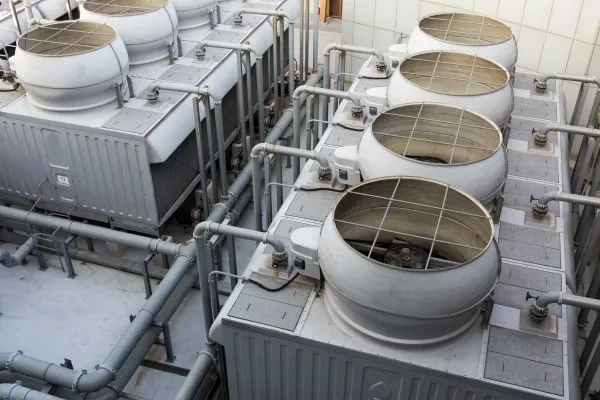 Sistema de equipos de ventilación industrial instalados en una planta, optimizados para mejorar la circulación de aire y la eficiencia energética